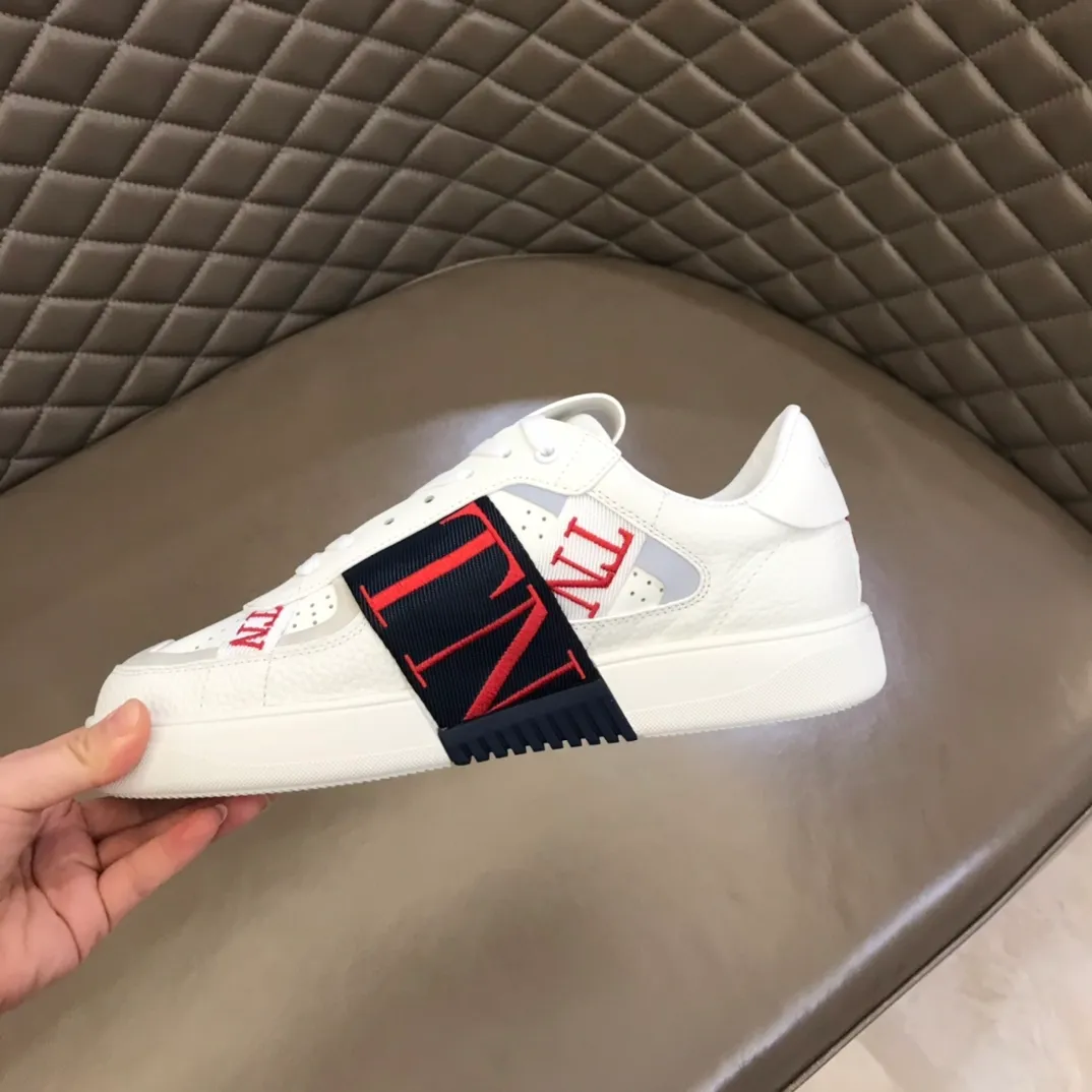 p440 "Valentin*" new spring and summer calfskin lace-up sneakers. No man should be able to refuse these shoes. The classic color scheme is so handsome! Purchase a high-precision replica of the original version to instantly sell off the market currency! 6 VLTN logo rubber effect straps - Valentino Garavani Logo printed on the back and tongue, all materials are customized to ensure quality! Size: 38-44